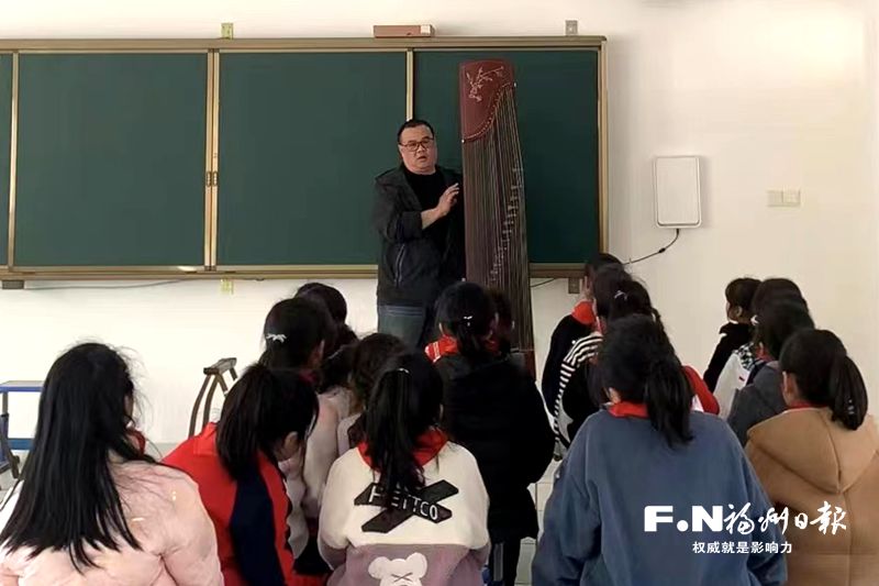 在榕臺(tái)胞譚家明推動(dòng)民樂進(jìn)校園