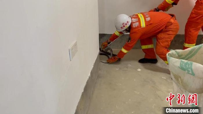 福州永泰2米長眼鏡王蛇現(xiàn)村民家中 消防捕獲放生