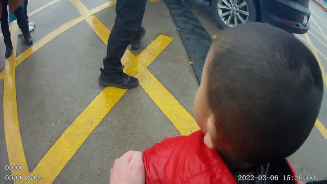 才2歲！福州一陌生男童拉著你“逛街”，是什么體驗？